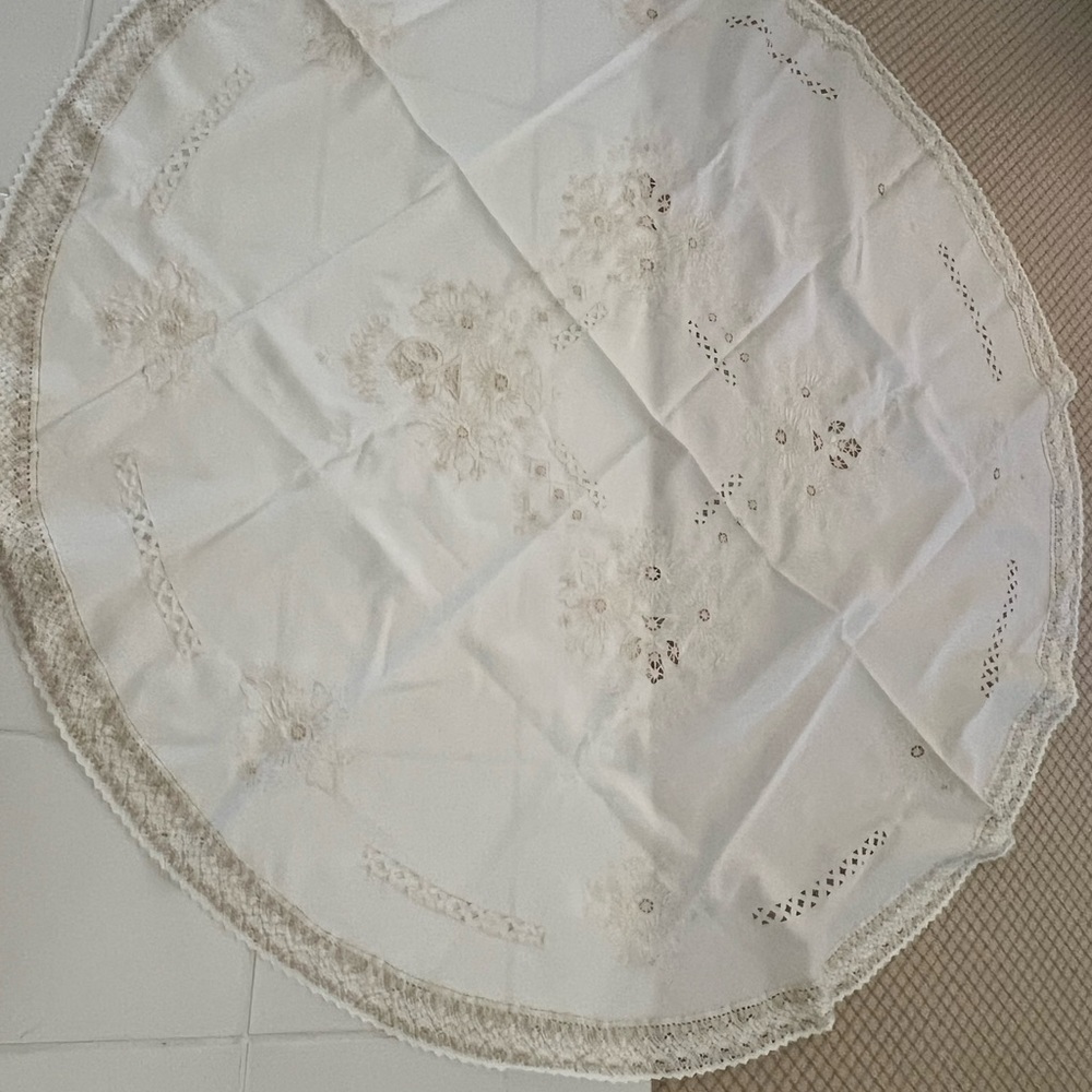 Beautiful embroiderery round Tablecloth, NWOT